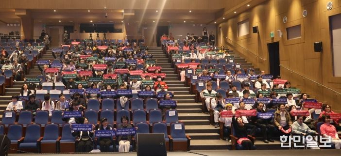 지난 7일 광명평생학습원과 광명극장 일대에서 열린 ‘2025년 광명시 장애인 평생학습 성과공유회’ 참석자들이 기념사진을 촬영하고 있다.