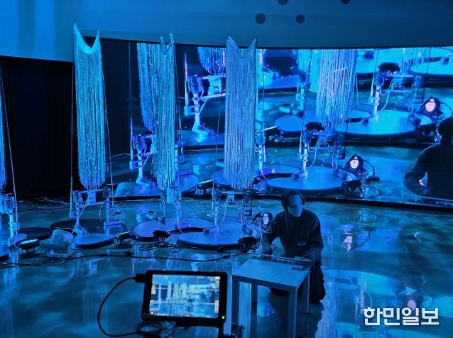 권병준 작가가 프리뷰 퍼포먼스를 진행하고 있다.