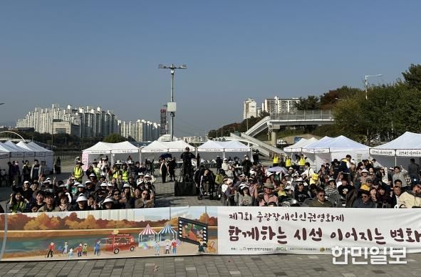 7일 열린 제3회 장애인인권영화제에 방문한 구민과 관계자들의 모습