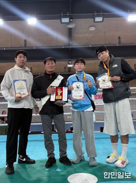 왼쪽부터 강병진 선수, 김봉철 감독, 윤주성 선수, 정태욱 선수