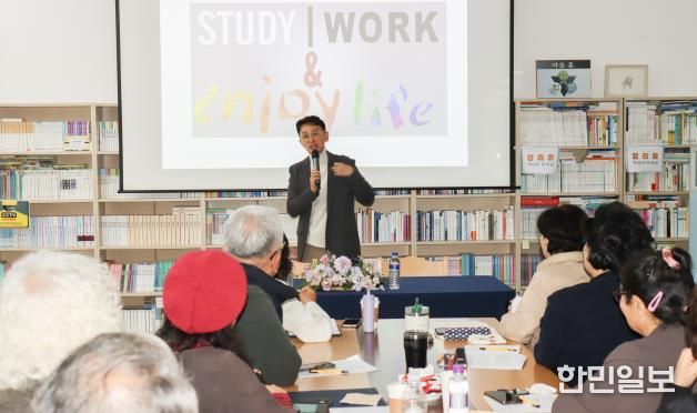 강연 중인 김민식 PD와 청중의 모습