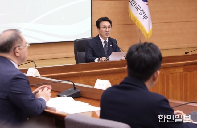 김민석 국무총리가 10일 세종대로 정부서울청사에서 열린 2050 탄소중립녹색성장위원회 제5차 전체회의를 주재하고 있다.