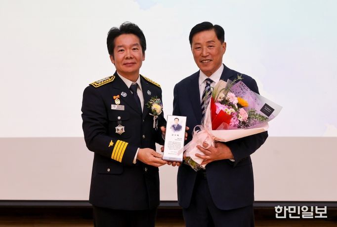 성동구의회 오천수 의원(우)이 성동소방서 정영태 서장(좌)으로부터 감사패를 받고 있다