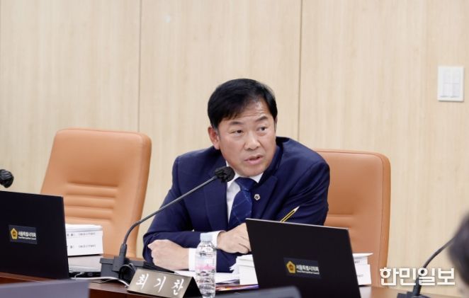행정사무감사에서 질의하는 박승진 의원