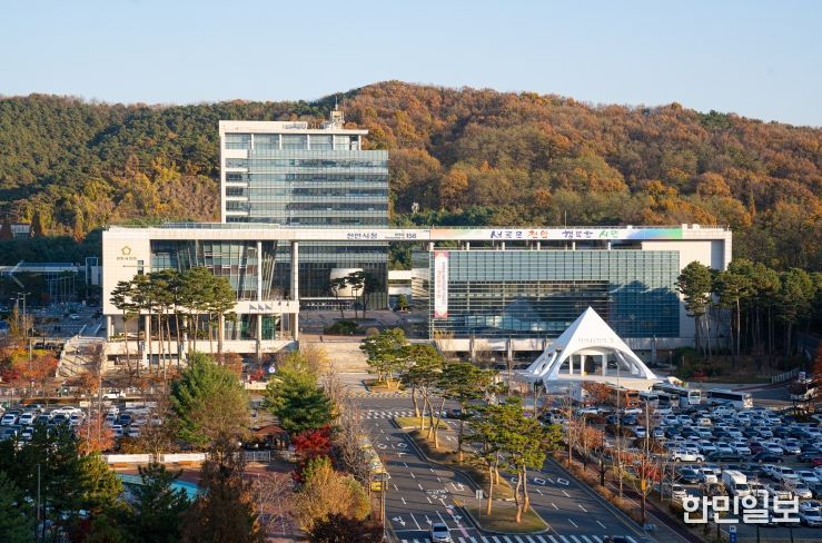 1. 천안시청 전경.