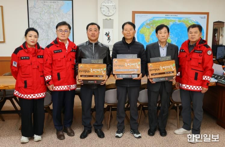 11일 경주시청에서 열린 ‘2025년 산림청 소각산불 없는 녹색마을 캠페인’ 현판 전달식에서 송호준 부시장(왼쪽 두 번째)이 마을 대표들과 함께 기념촬영을 하고 있다.