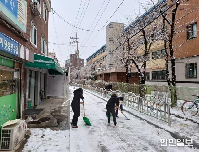 지난해 구로구 주요 도로와 이면도로에 대한 제설작업을 실시하고 있다.