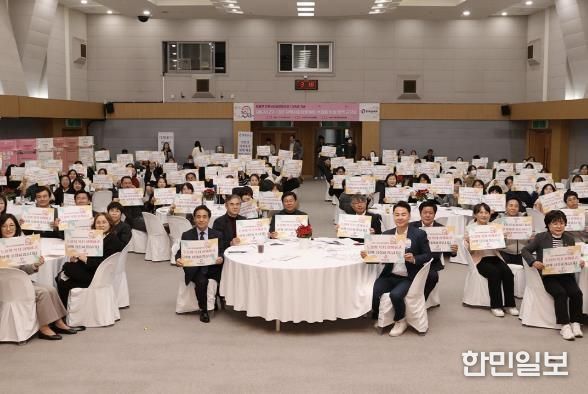 지난 11월 10일 도봉구 지역사회보장협의체 정책공유회 참석자들이 ‘도봉의 복지 함께하고, 함께 성장하겠습니다’ 피켓을 들고 단체 사진을 찍고 있다