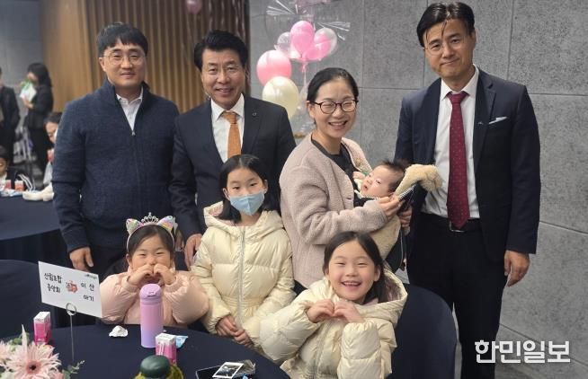 서강석 송파구청장이 결연을 맺은 다자녀가정-참여기업과 기념 촬영을 하고 있다.