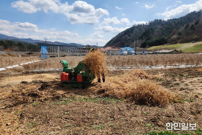 홍천군, 가을철 영농부산물 파쇄작업 통한 자원순환·산불예방 효과 기대