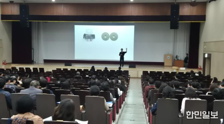 지난 7일 개막 강연 모습.