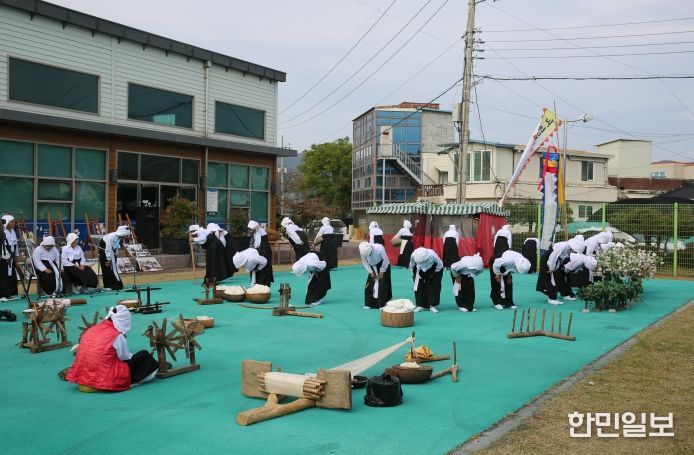 내평리 길쌈노래 전승 공연 모습
