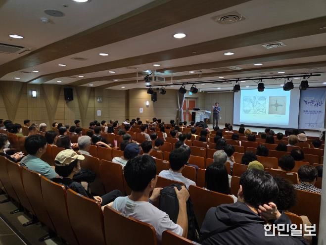 지난 9월 시청 직원과 순천시민을 대상으로 시민인문학 '도서관에서 만난 사람' 강연을 진행하고 있다