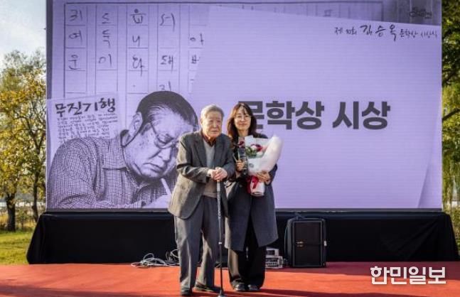 7일 진행된 김승옥문학상 시상식에 김승옥 작가가 대상 수상자인 최은미 소설가에 직접 상을 수여했다(좌측부터 김승옥 작가, 최은미 소설가)