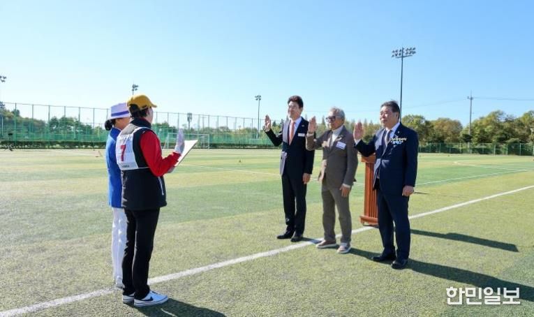 지난 10일 국가정원 B구장에서 열린 2025 동부 7개 시군 순천시 게이트볼 대회에 참석한 주요 내빈들이 선수 및 심판 대표 선서를 받고 있다