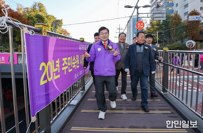 이필형 동대문구청장이 새로 조성된 사가정로 안전보행로를 걸으며 현장을 점검하고 있다