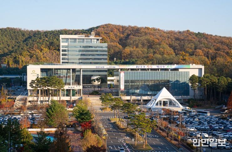 1. 천안시청 전경.