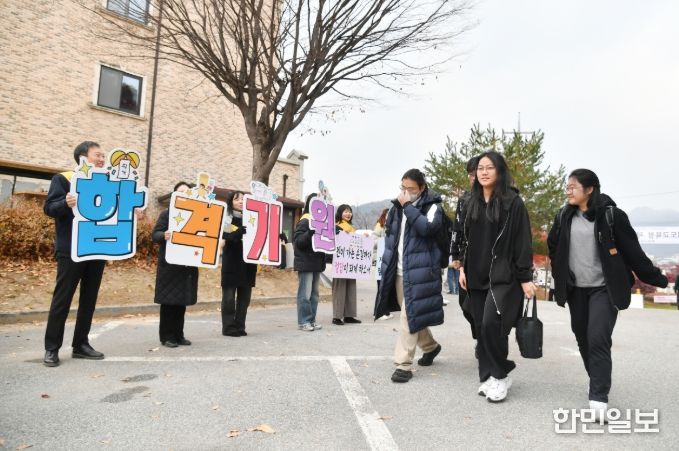 화천고등학교 정문에서 2026 대학수학능력시험을 응원하는 모습