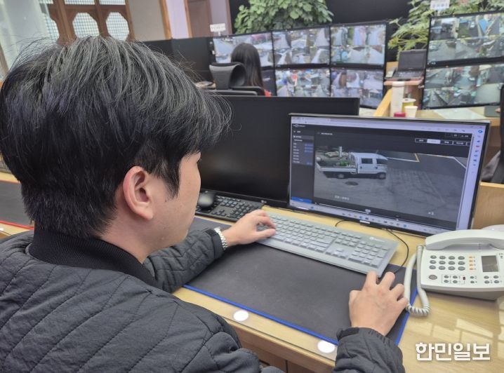 금산군 관제 요원이 인공지능 영상분석 솔루션을 활용해 관련 업무를 하고 있다.