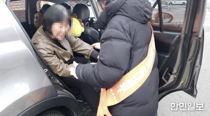 71세 고령 응시생이 자원봉사자 차량의 도움을 받아 수험장으로 이동하고 있다