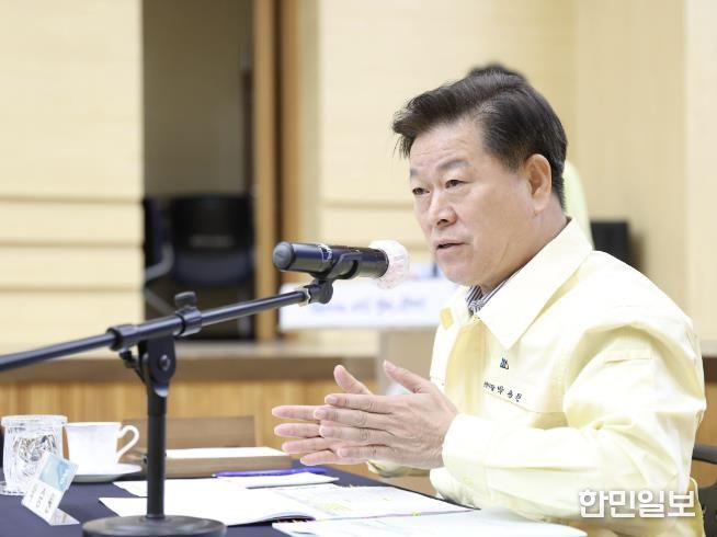 박승원 광명시장이 14일 시청 대회의실에서 열린 '2025~2026년 겨울철 자연재난(대설·한파) 종합대책 보고회'에 참석해 관계 부서장에게 자연재난 대응에 만전을 기할 것을 당부하고 있다.