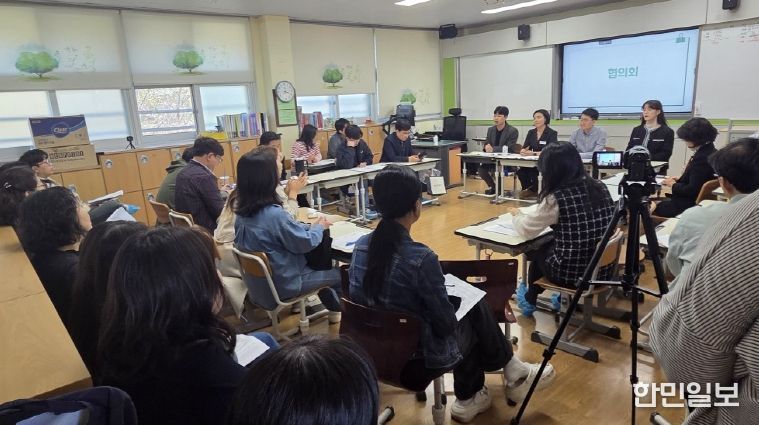 전남교과교육연구회 ‘2025 제4차 수업나눔 연수회’에 참여한 교사들이 수업나눔 후 협의회를 진행하고 있다.