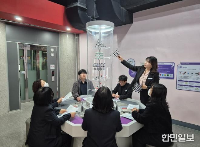 울산과학관이 13일 주관한 '배움공동체' 연수 참가자들이 전시체험관에서 분자모형 체험을 하고있다
