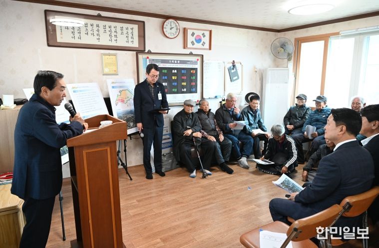 성낙인 창녕군수가 주민설명회에 참석해 주민들에게 사업 진행상황에 대해 이야기하고 있다.