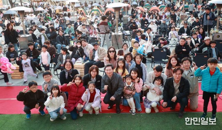 이상일 용인특례시장이 15일 용인포은아트홀 문화광장에서 열린 ‘2025 어텀라운지 페스티벌’에 참석해 시민과 소통의 시간을 갖고 있다