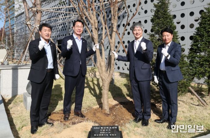 정명근 화성특례시장, 배정수 화성특례시의회 의장, 이영석 ASM코리아 대표가 기념 식수를 하고 기념촬영을 하고 있다