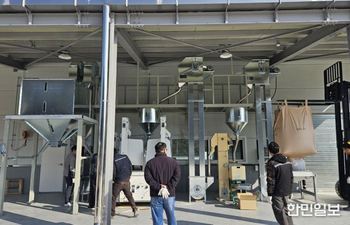 경주시는 논콩 생산 증가에 대응하기 위해 농기계임대사업소 본소에 대용량 콩정선선별기를 설치하고 시운전을 진행했다