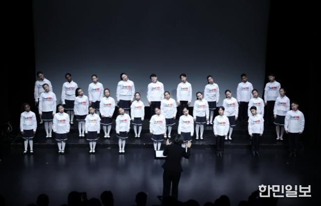안산시 세계소년소녀합창단이 15일 소극장 보노마루에서 열린 ‘제15회 정기연주회’ 무대에서 합창을 하고 있다.