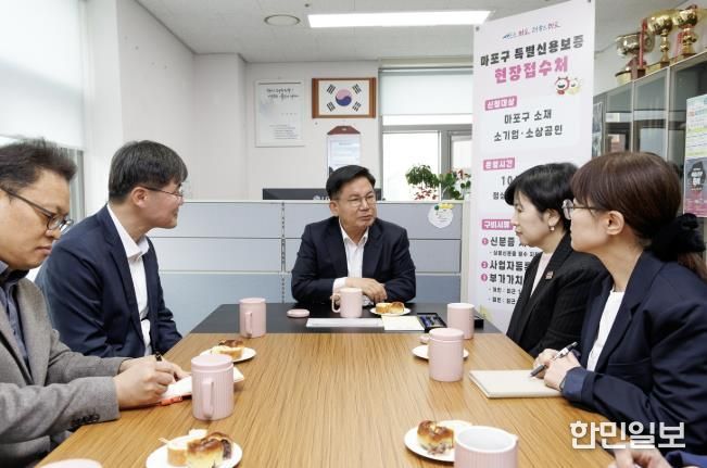 경제적 어려움을 겪는 지역 소기업 및 소상공인을 돕기 위해 여러 지원정책을 펼치는 박강수 마포구청장