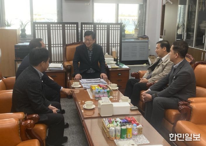진안군, 농어촌 기본소득 5개 군 추가 선정 마지막 고비 돌파 나서 (전춘성 진안군수가 안호영 의원을 만나 기본소득 추가 선정에 힘을 더해주길 요청하고 있다)