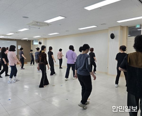 다이어트 댄스 수업 장면