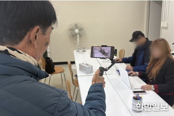 인천장애인종합복지관과 남동정신재활시설 그루터기가 협업하는 취업 준비 프로그램 ‘나의 꿈 찾기’ 참여 당사자들이 영상을 촬영하고 있다.