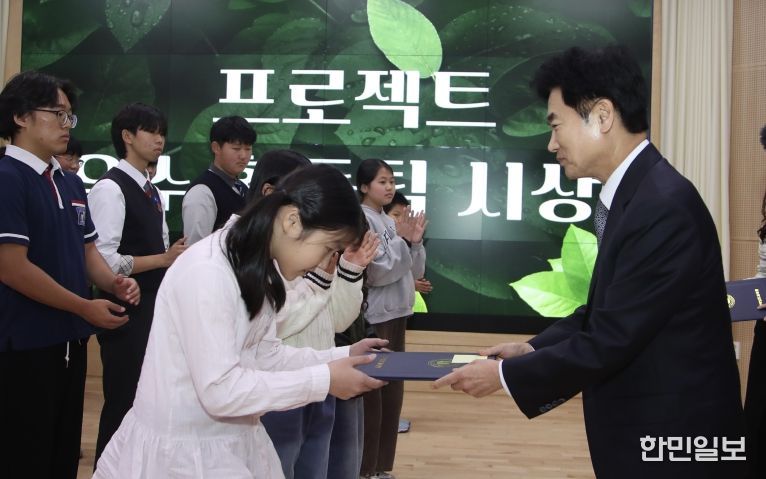 김대중 전남교육감이 ‘공생의 길(물길·숲길) 프로젝트’ 우수동아리 시상을 하고 있다.