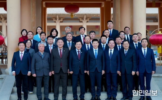 중국 둔황시를 방문한 주낙영 경주시장과 경주시 대표단이 18일 둔황시청 앞에서 둔황시 주요 인사들과 기념촬영을 하고 있다.