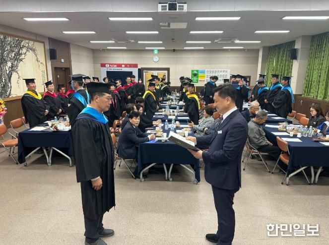 울진군은 지난 농업기술센터에서 제20기 울진녹색농업대학 수료식을 갖고 63명의 농업 선도 핵심 인력을 배출했다