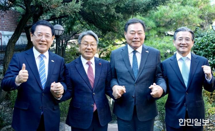 김영록 전라남도지사(왼쪽)가 19일 서울에서 광주 민간·군공항 통합이전 현안 논의와 관련, 김용범 대통령실 정책실잘(오른쪽), 강기정 광주광역시장(왼쪽 두 번째), 김산 무안군수와 간담회를 한 후 기념촬영을 하고 있다.