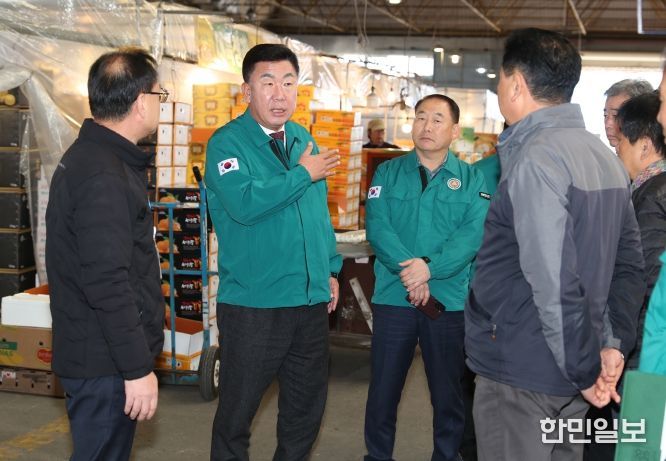 이범석 청주시장, 겨울철 적설 취약시설 및 한파쉼터 점검. 사진(농수산물도매시장)