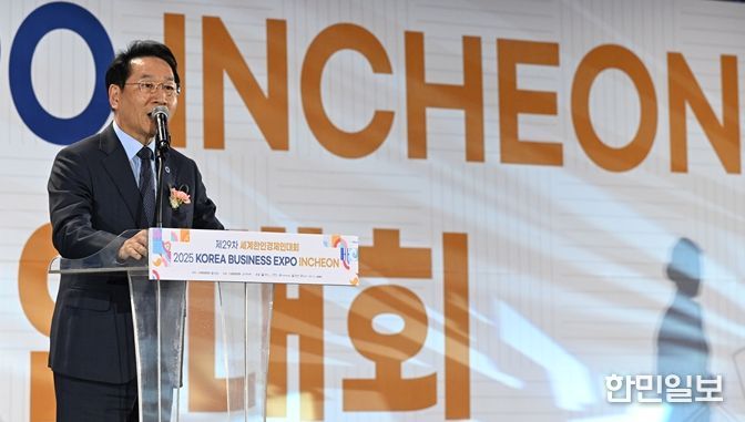 제29차 세계한인경제인대회에서 환영사를 하고 있는 유정복 시장