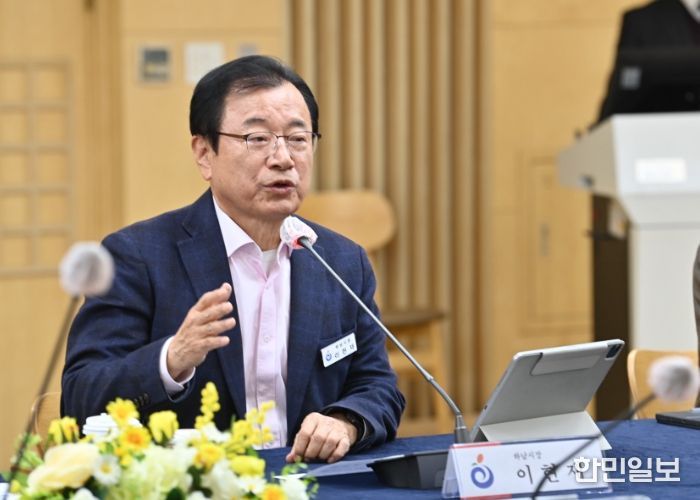 21일 시청 상황실에서 열린 ‘하남시 우수기업 간담회’에서 이현재 하남시장이 참여해 발언하는 모습