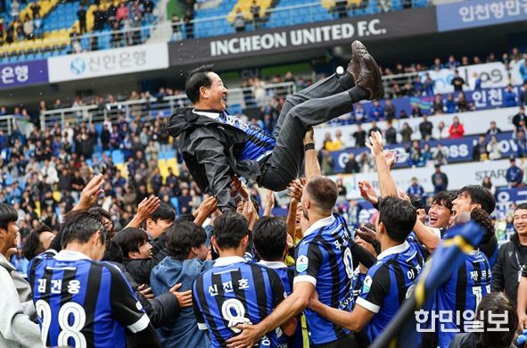 유정복 인천광역시장이 K리그2 우승을 확정지은 2025년 10월 26일