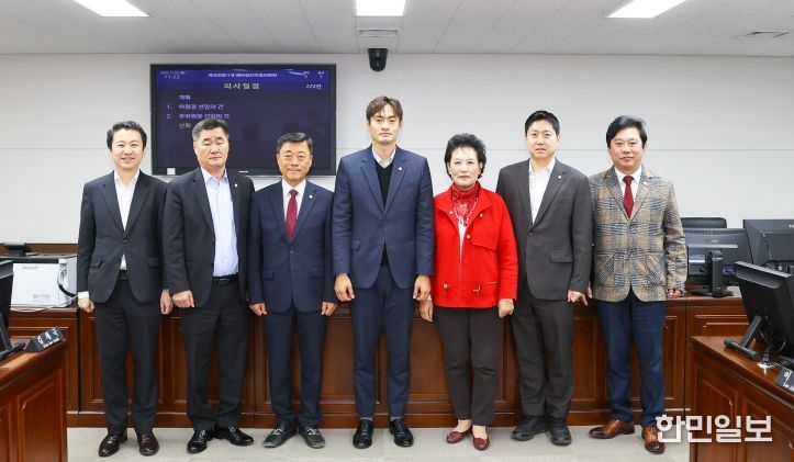 안산시의회가 24일 제300회 제2차 정례회 예산결산특별위원회 구성과 예산결산특별위원회 위원장 및 부위원장 선출을 마쳤다. 사진 왼쪽부터 송바우나 유재수 김재국 위원, 선현우 위원장 이진분 부위원장 최찬규 한갑수 위원의 모습