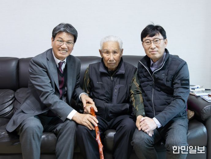 청양군, 2025년 장수지팡이 청려장 전달