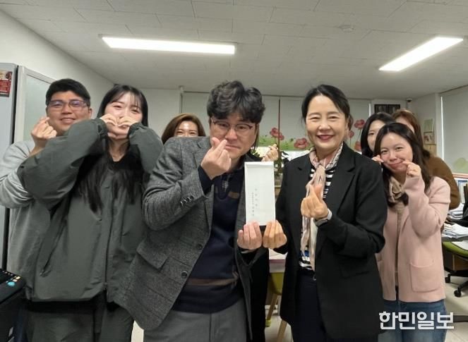 “현장 목소리에 귀 기울이며”…정읍시청 김행숙 국장, 복지관 찾아 성금 전달