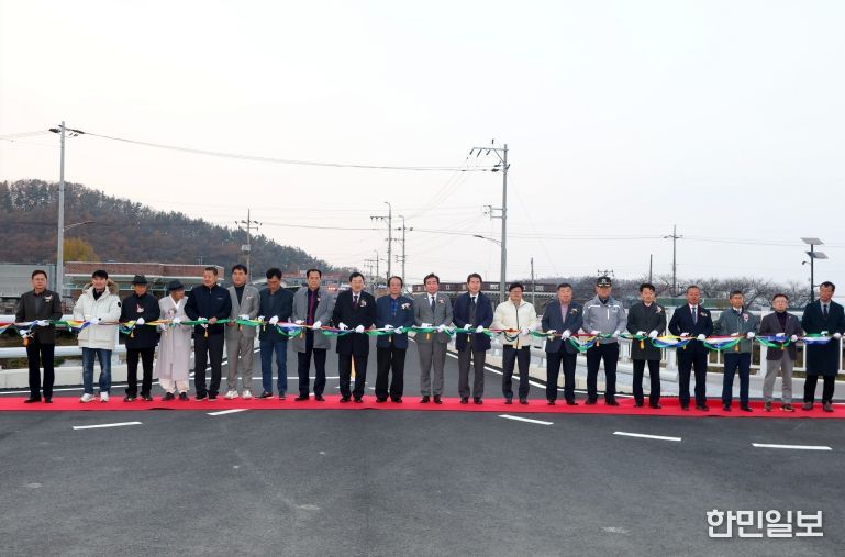 25일 건천읍 천포교 개통식에서 주낙영 경주시장과 시,도의원, 지역주민들이 새 교량 준공을 기념하며 테이프커팅을 하고 있다
