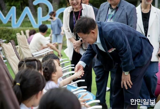 박강수 마포구청장이 엄빠랑 영화광장 행사에 참여한 어린이들과 행복한 시간을 보내고 있다.