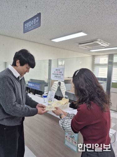 민원담당자가 민원인에게 핫팩 제공